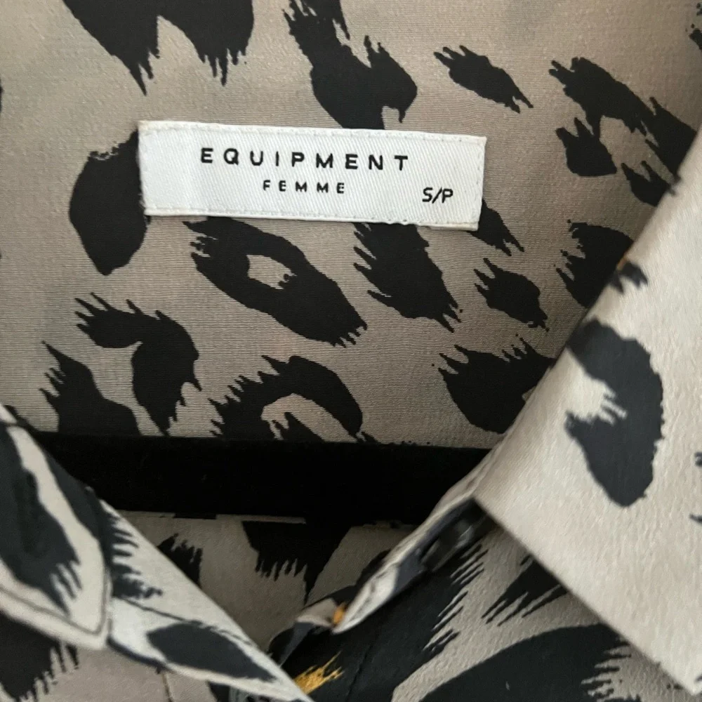 Equipment Femme Animal Print 100% Silk Button Up Blouse Womens Size XS Classic - Picture 2 of 5